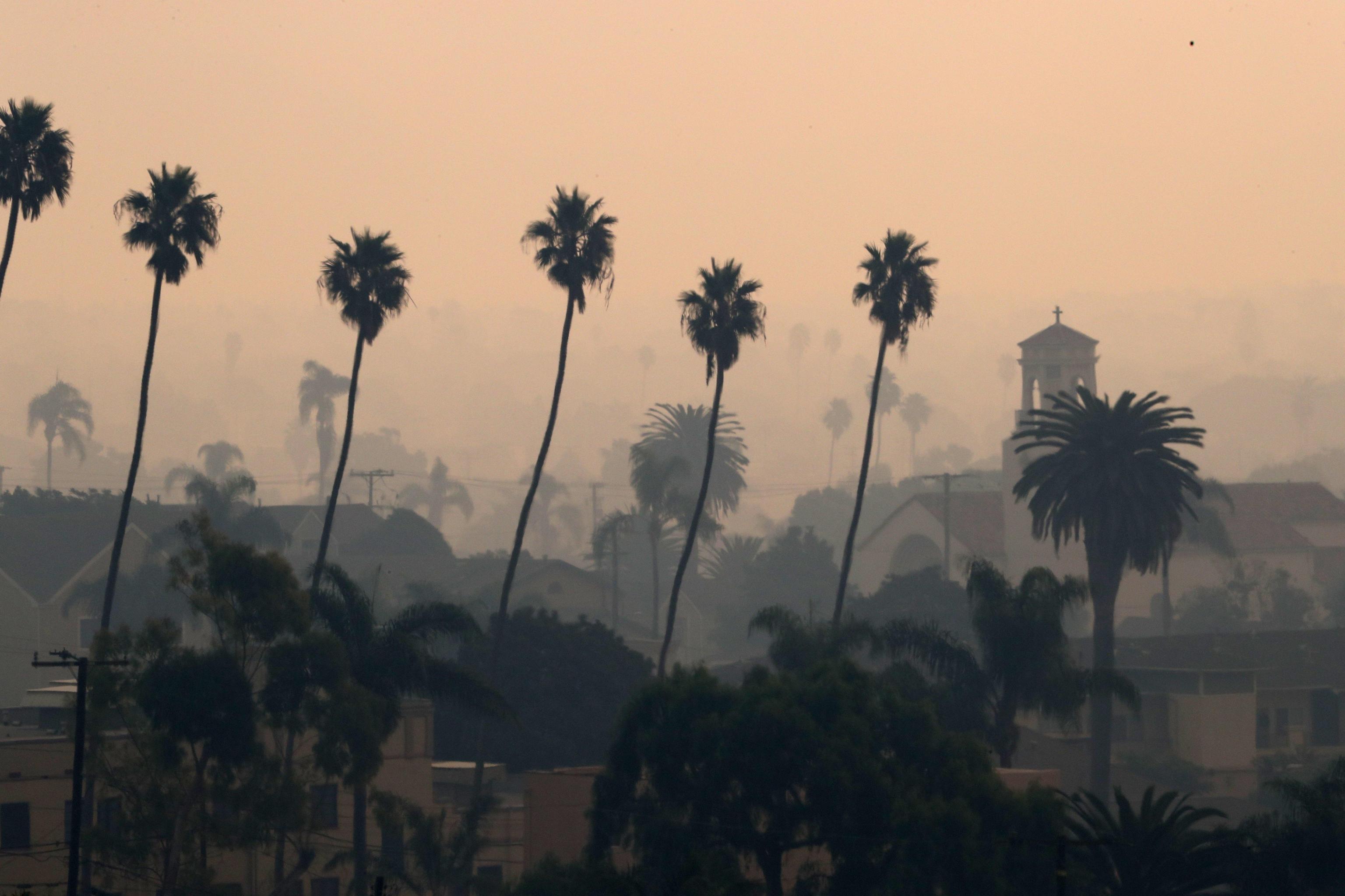 Il fumo dell’incendio Thomas mercoledì ha invaso il centro di Ventura, California