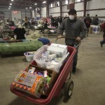 I volontari portano aiuti e alimenti ai 200 evacuati ospitati in una struttura a Ventura