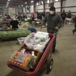 I volontari portano aiuti e alimenti ai 200 evacuati ospitati in una struttura a Ventura