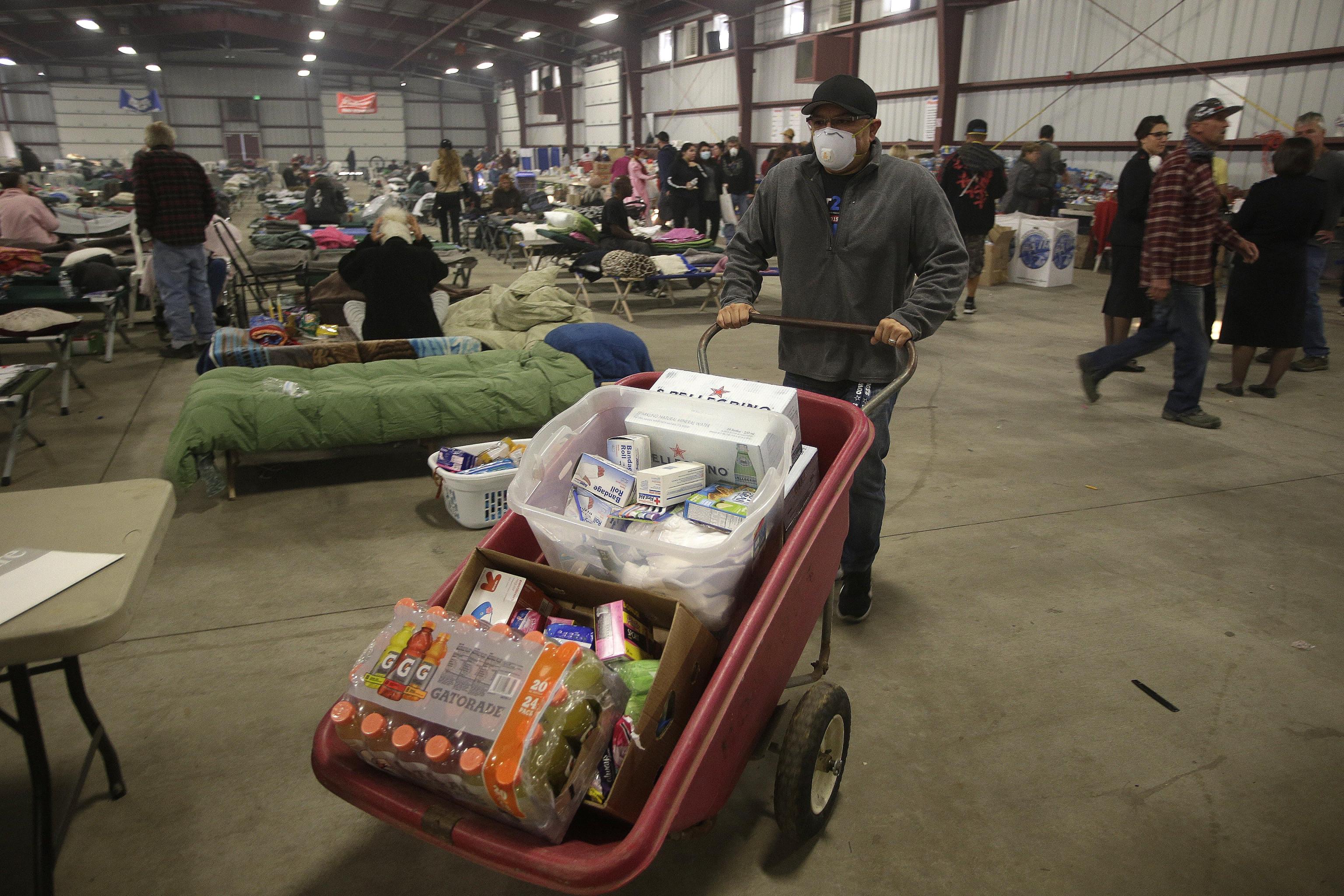 I volontari portano aiuti e alimenti ai 200 evacuati ospitati in una struttura a Ventura