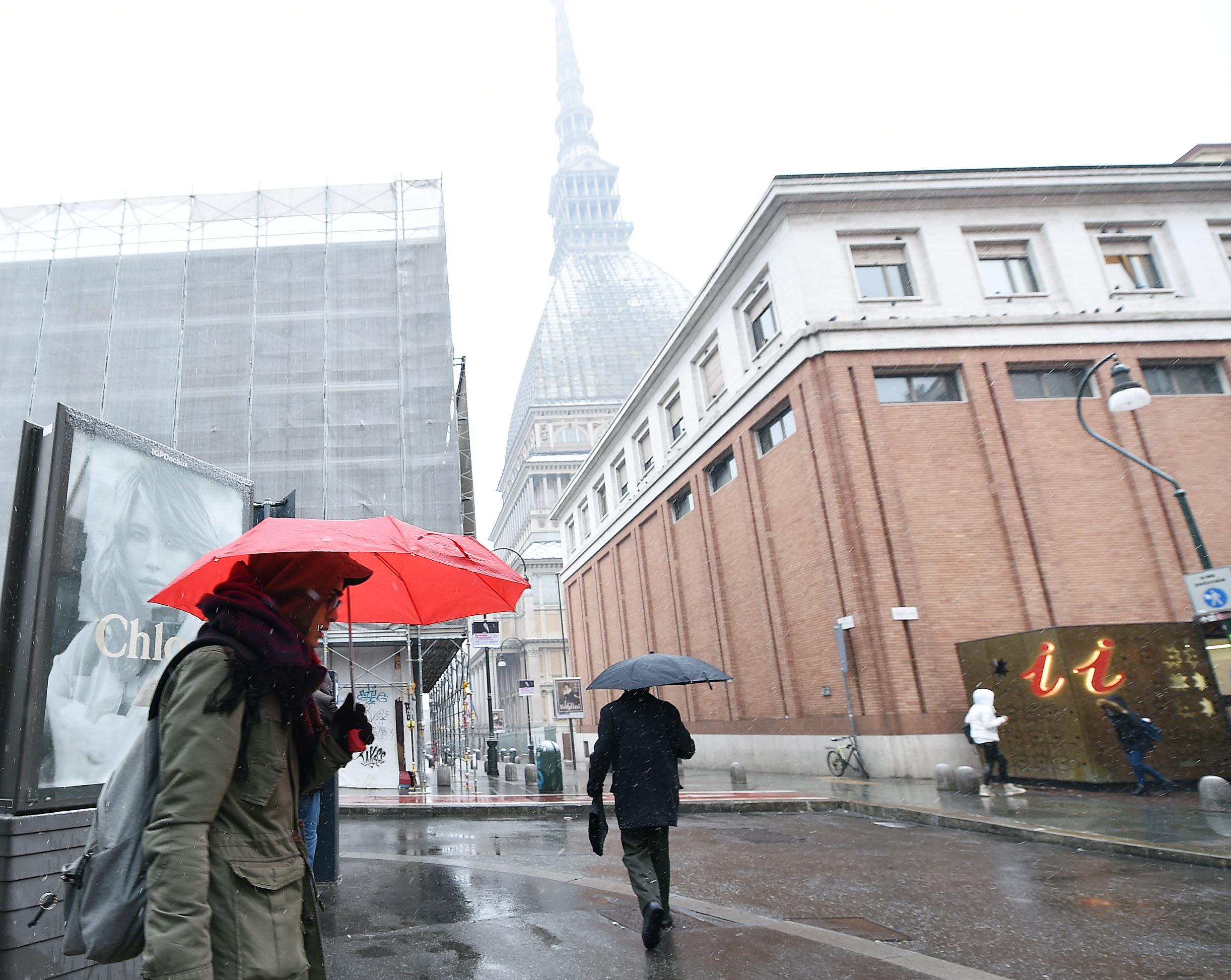 Maltempo anche in Piemonte. Torino sotto la neve. Sullo sfondo la Mole Antonelliana