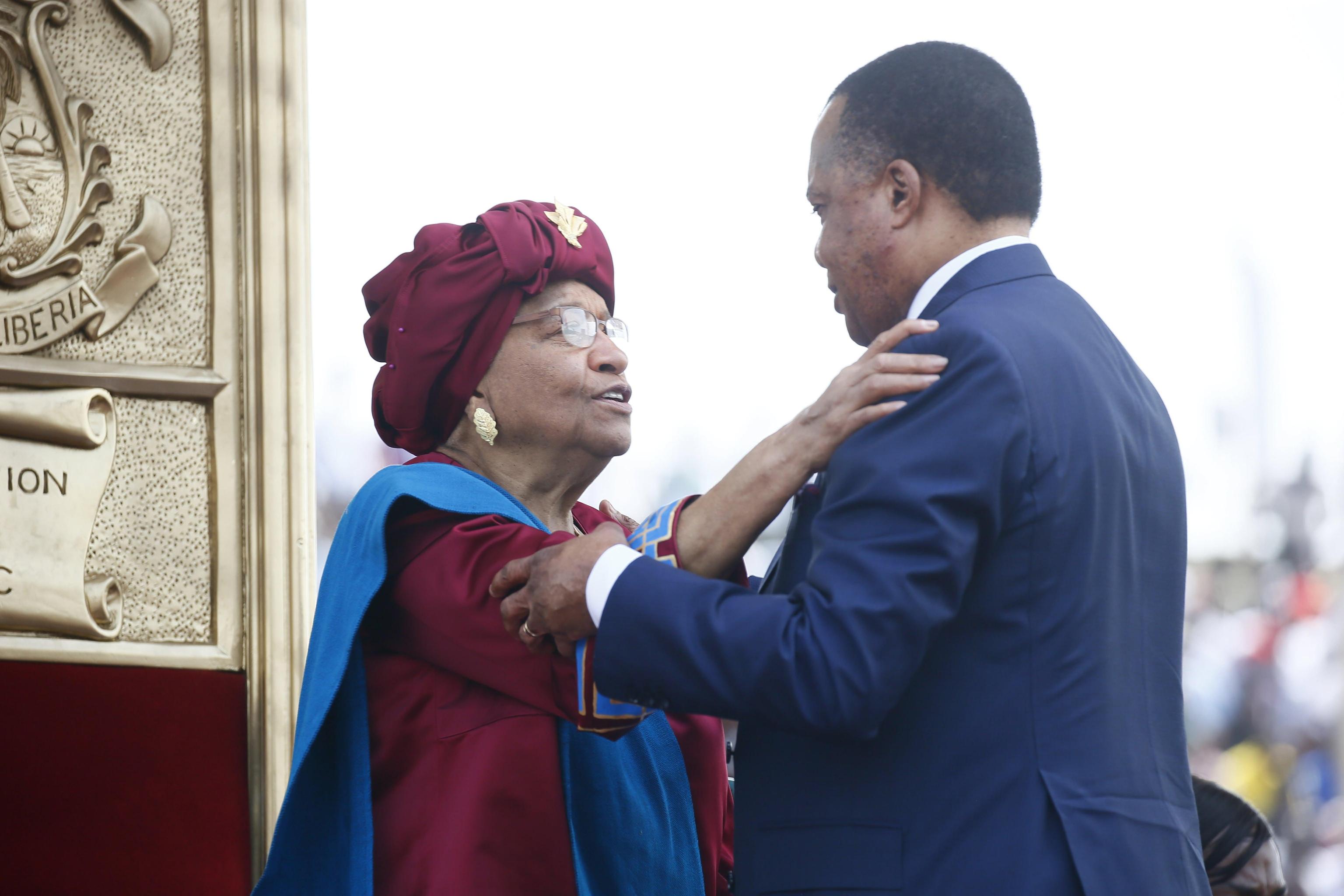 Il Capo di Stato del Congo saluta la presidente uscente della Liberia Ellen Johnson Sirleaf, prima donna africana a ricoprire questo ruolo Il Capo di Stato del Congo saluta la presidente uscente della Liberia Ellen Johnson Sirleaf, prima donna africana a ricoprire questo ruolo