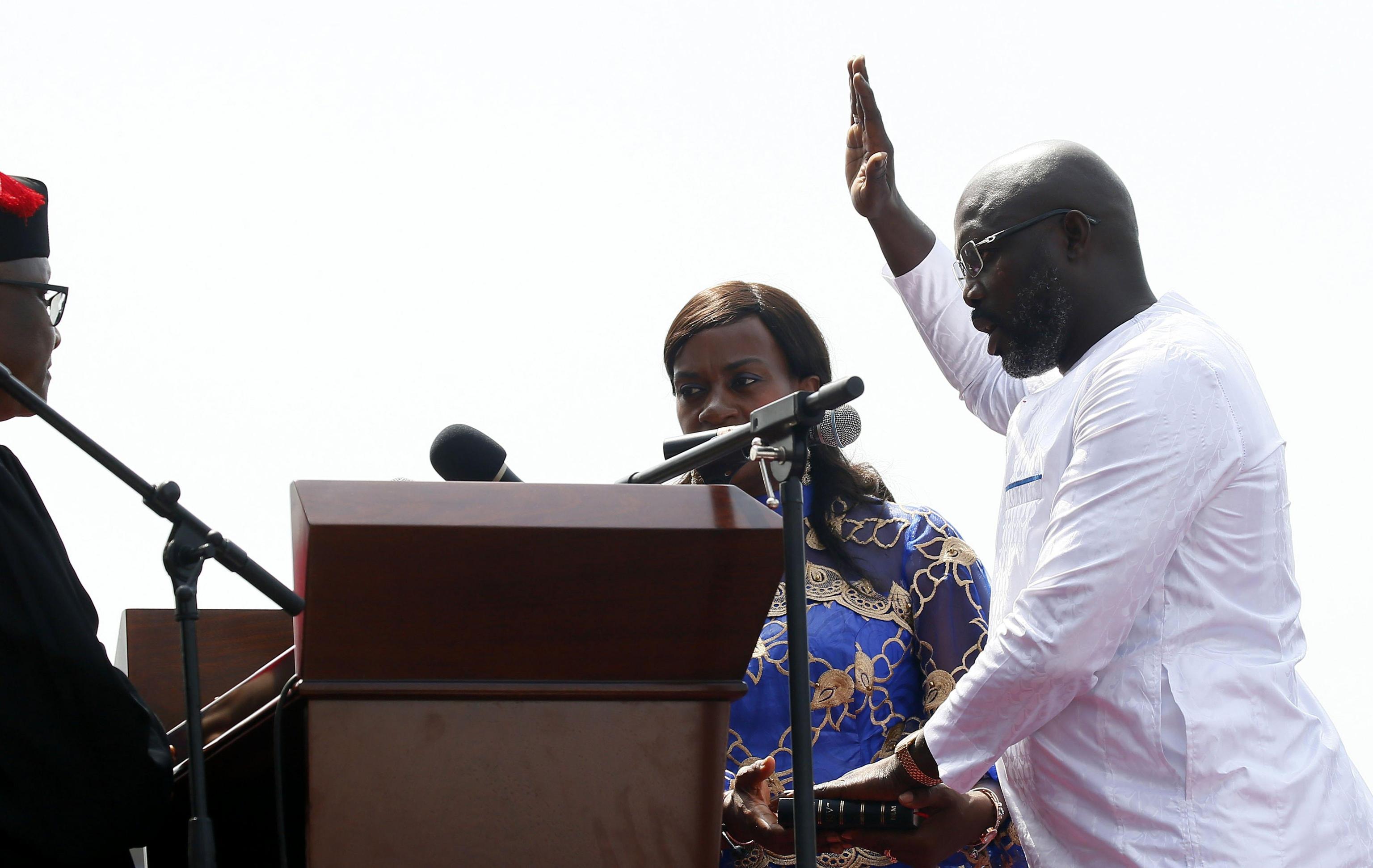 George Weah nel momento del solenne giuramento come Capo di Stato George Weah nel momento del solenne giuramento come Capo di Stato