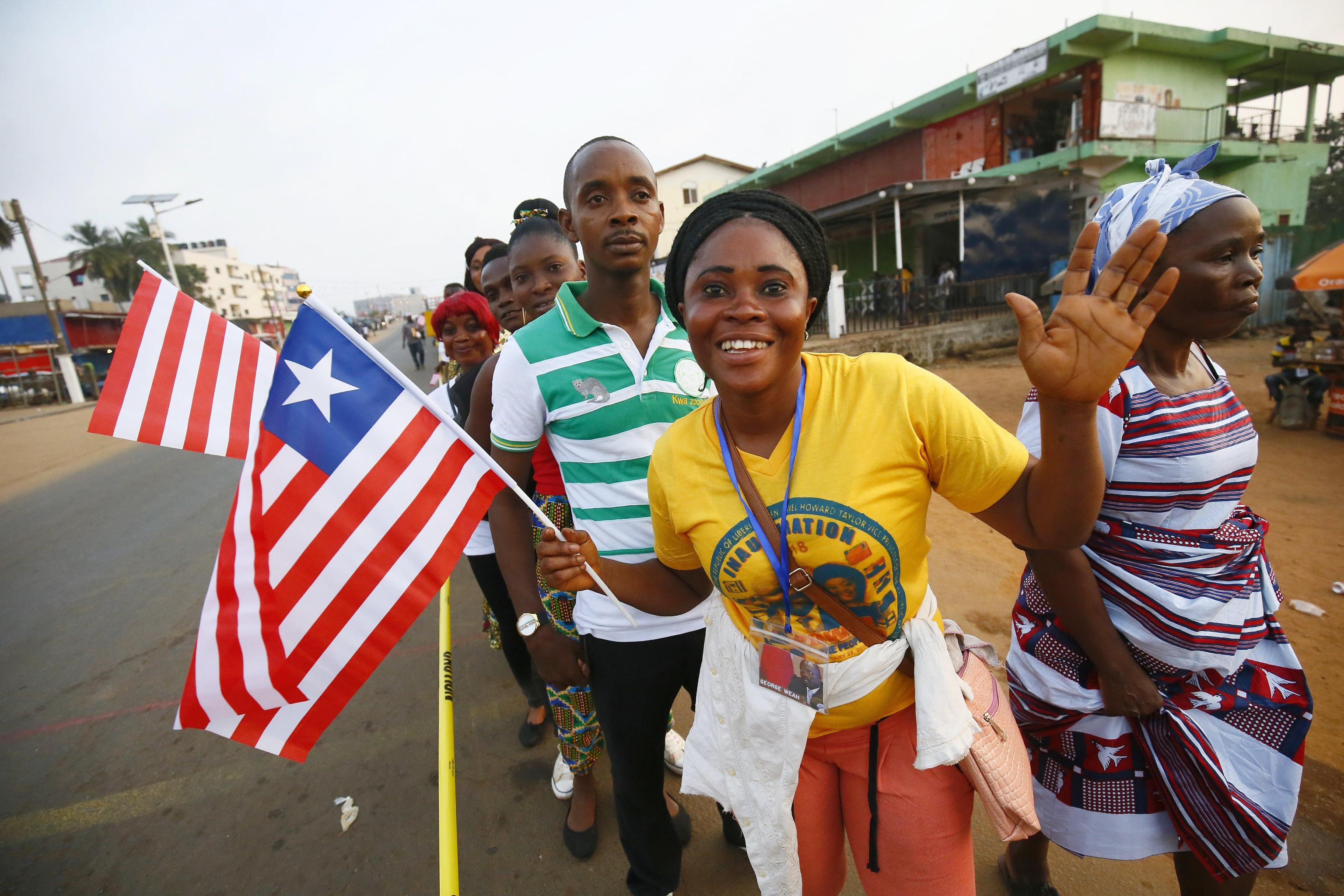 Alcuni sostenitori di George Weah festeggiano il giuramento del neo presidente Alcuni sostenitori di George Weah festeggiano il giuramento del neo presidente