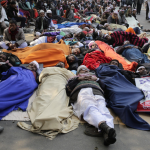 Gli insegnanti si sdraiano in segno di protesta Gli insegnanti si sdraiano in segno di protesta