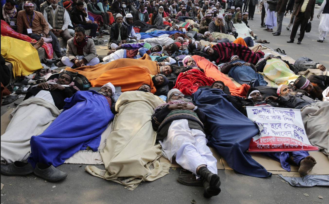 Gli insegnanti si sdraiano in segno di protesta Gli insegnanti si sdraiano in segno di protesta