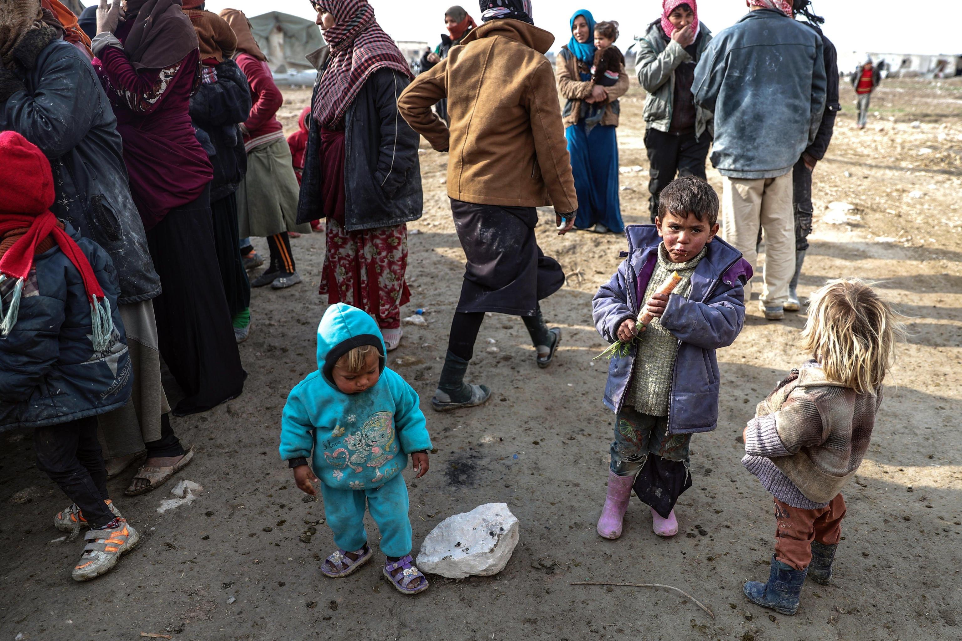 Bambini, donne e uomini sfollati Bambini, donne e uomini sfollati