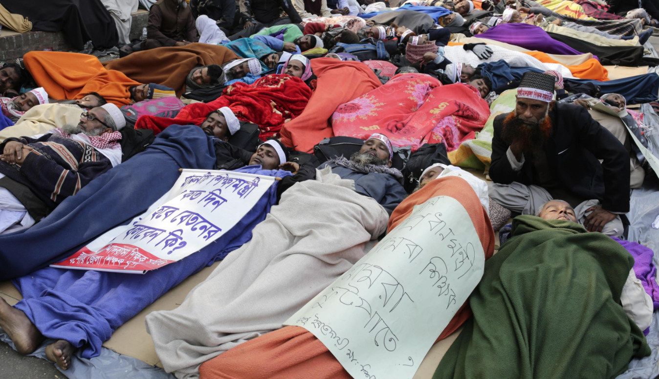 Sdraiati davanti al National Press Club di Dhaka Sdraiati davanti al National Press Club di Dhaka