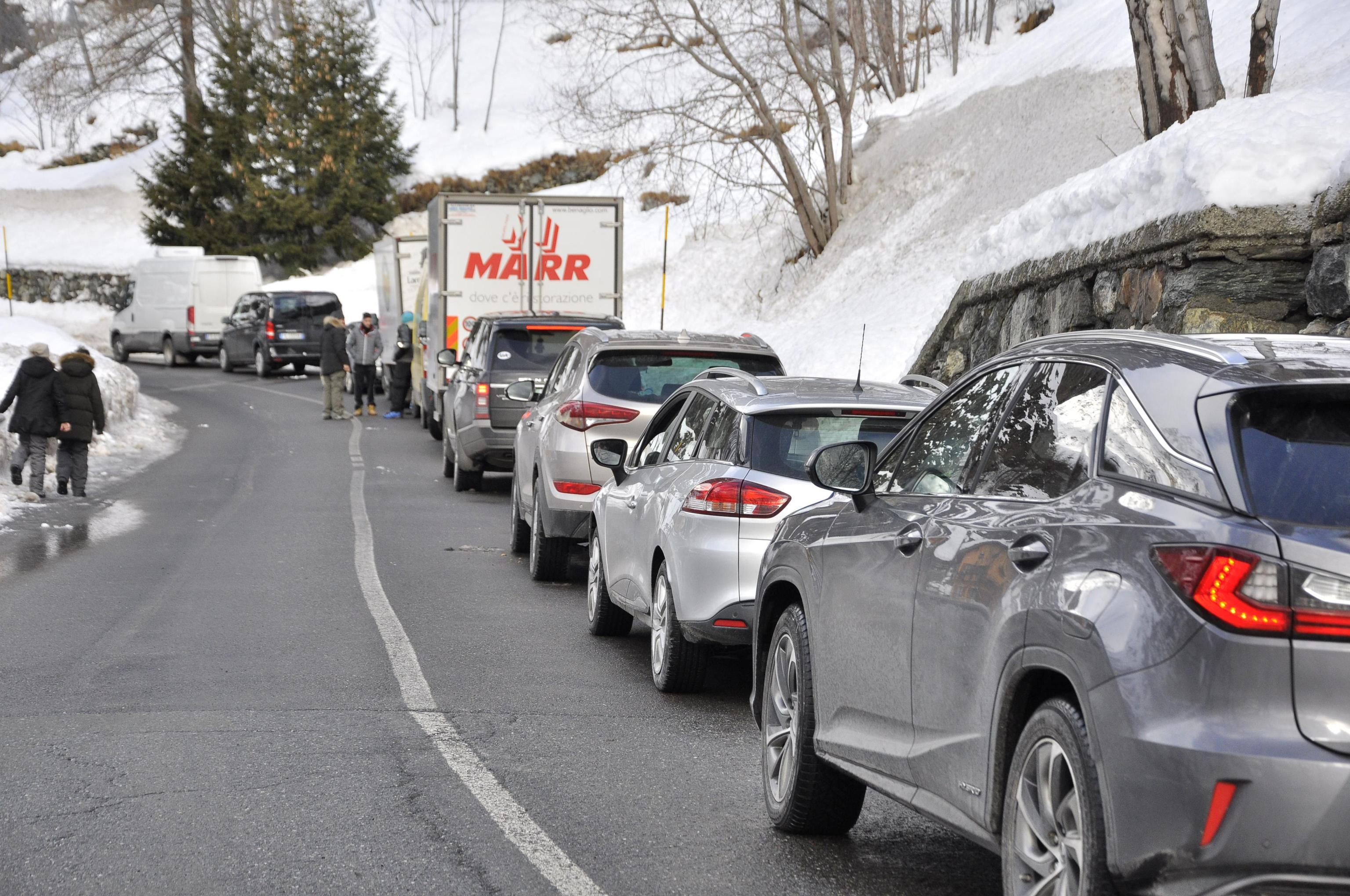 Cervinia: lunghe code sulle strade, chiuse per il pericolo valanghe