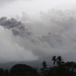 La nube di cenere piroclastica del vulcano Mayon visto dalla città di Legazpi, nella provincia di Albay