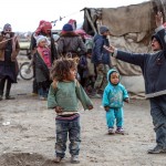 Bambini giocano nel loro accampamento Bambini giocano nel loro accampamento