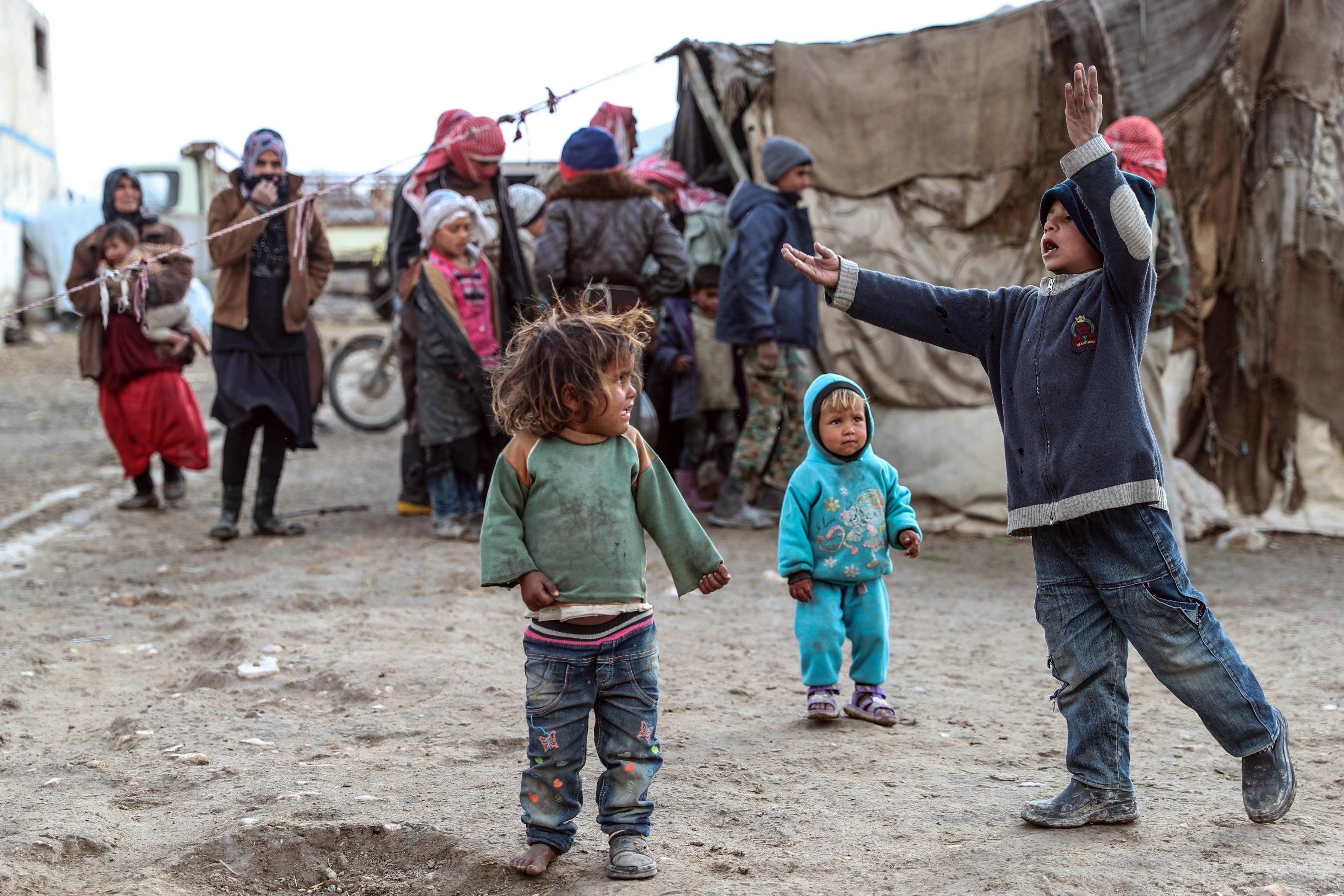Bambini giocano nel loro accampamento Bambini giocano nel loro accampamento
