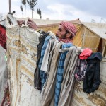 Un uomo stende i panni fuori dal suo rifugio Un uomo stende i panni fuori dal suo rifugio