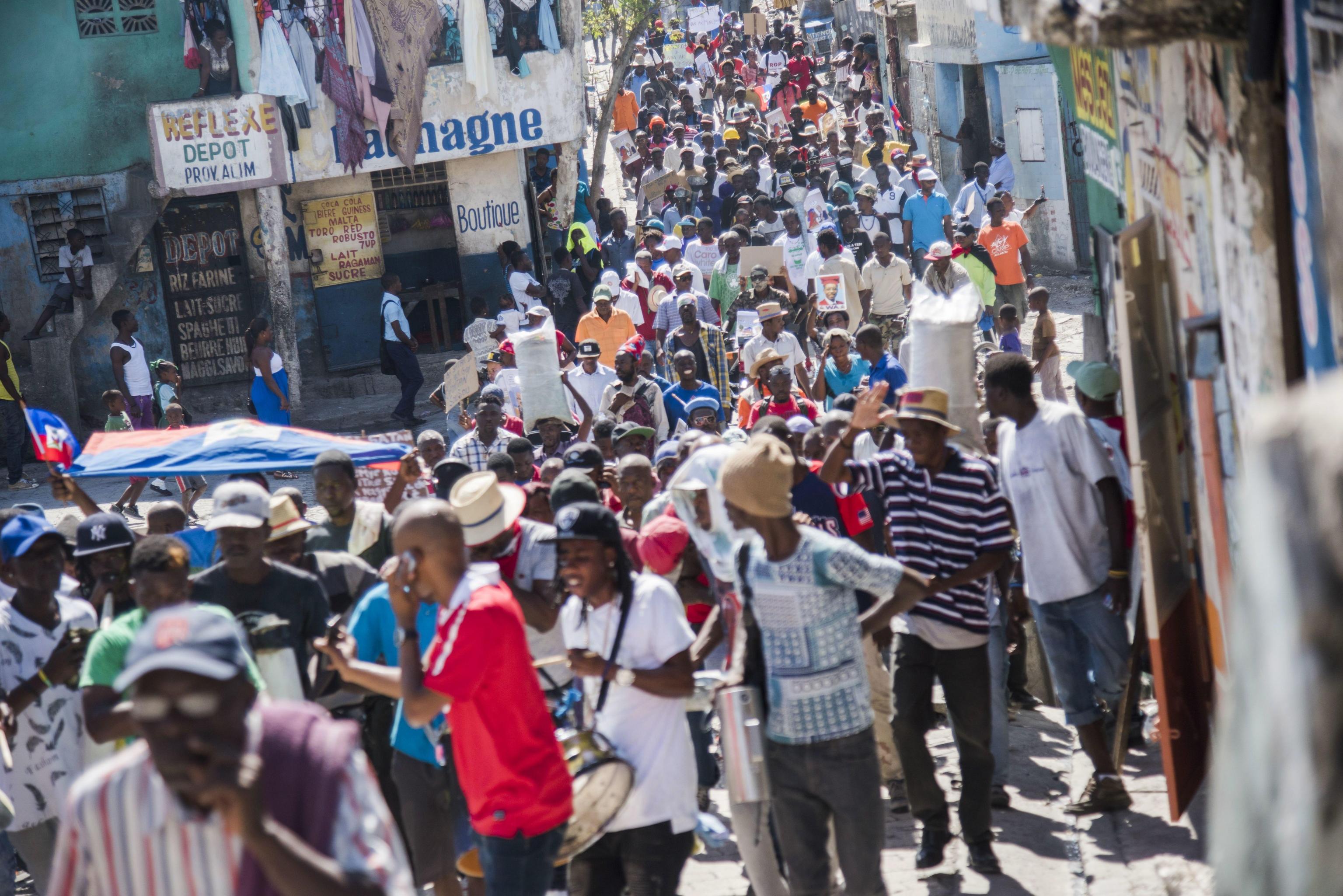 Migliaia di haitiani marciano verso l'ambasciata Usa di Port-au-Prince Migliaia di haitiani marciano verso l'ambasciata Usa di Port-au-Prince