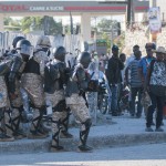 Le forze di sicurezza sorvegliano la folla Le forze di sicurezza sorvegliano la folla