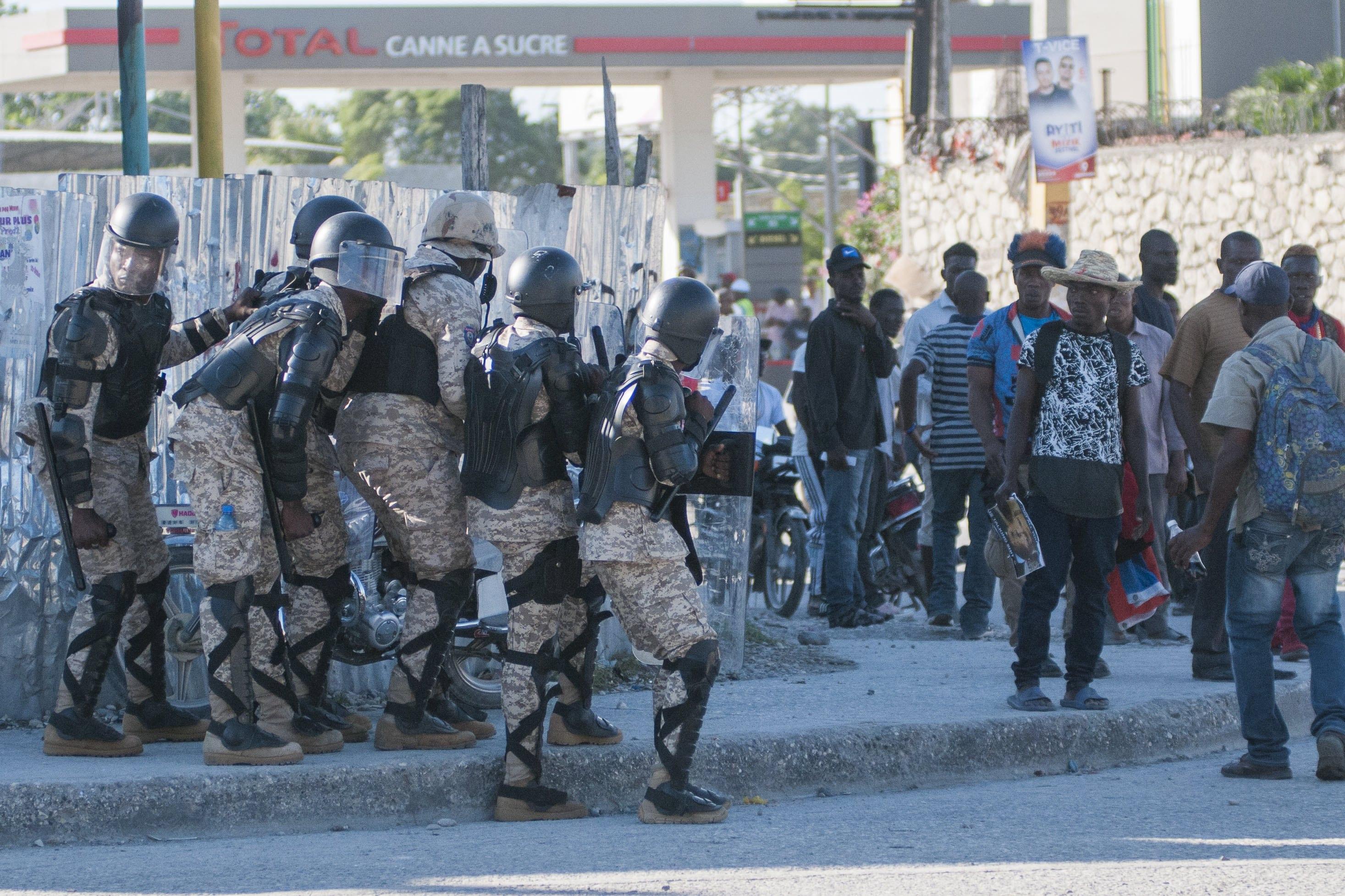 Le forze di sicurezza sorvegliano la folla Le forze di sicurezza sorvegliano la folla