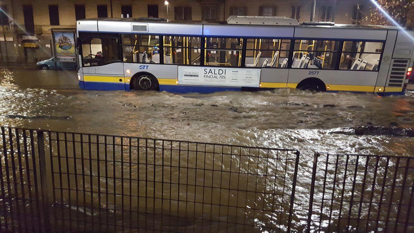 Maltempo: bomba d'acqua a Torino, voragine nel centro città
