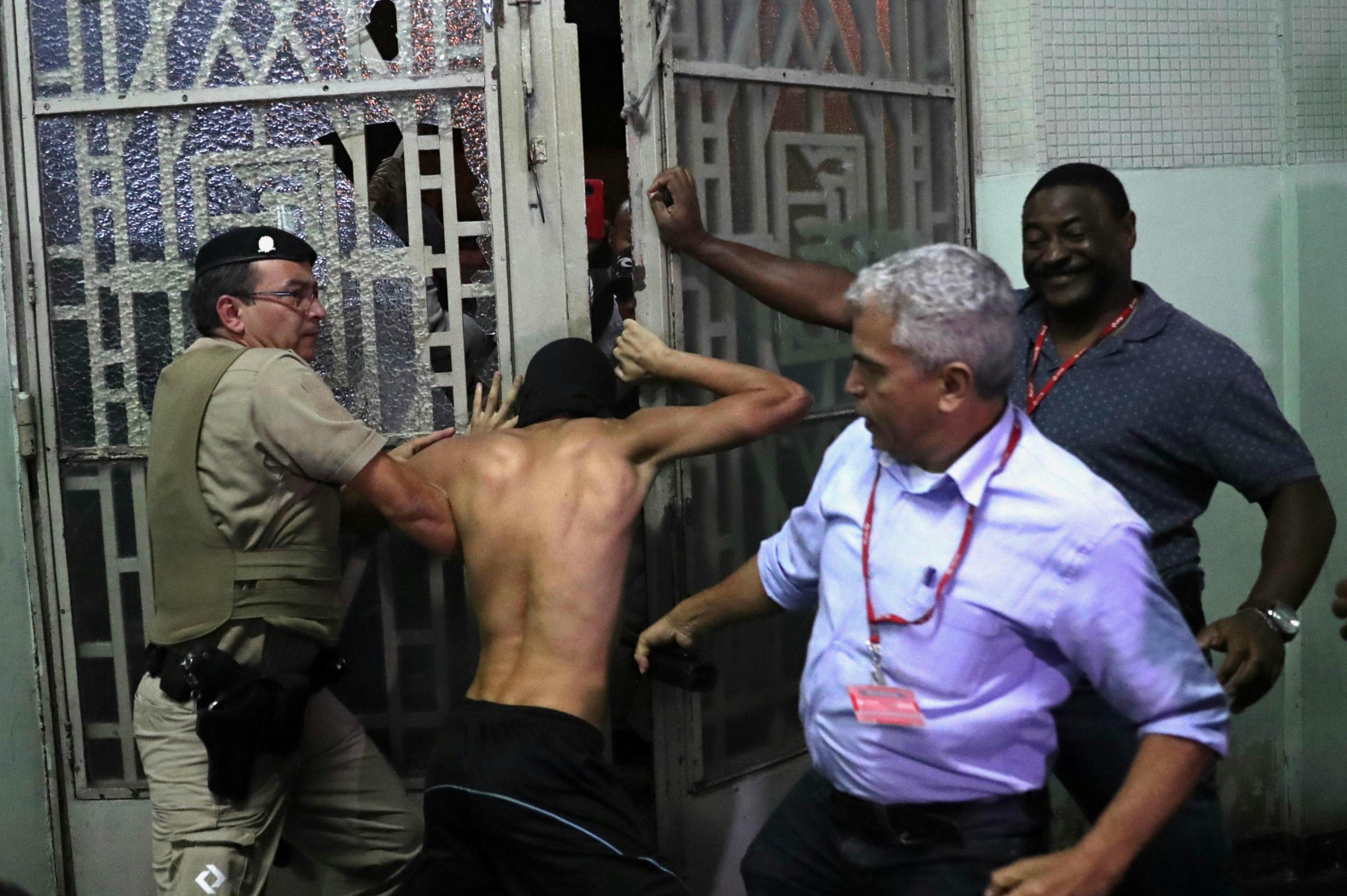 La polizia brasiliana arresta un manifestante