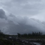 Una veduta del vulcano Mayon coperto da nuvole di cenere visto dalla città di Camalig, provincia di Albay