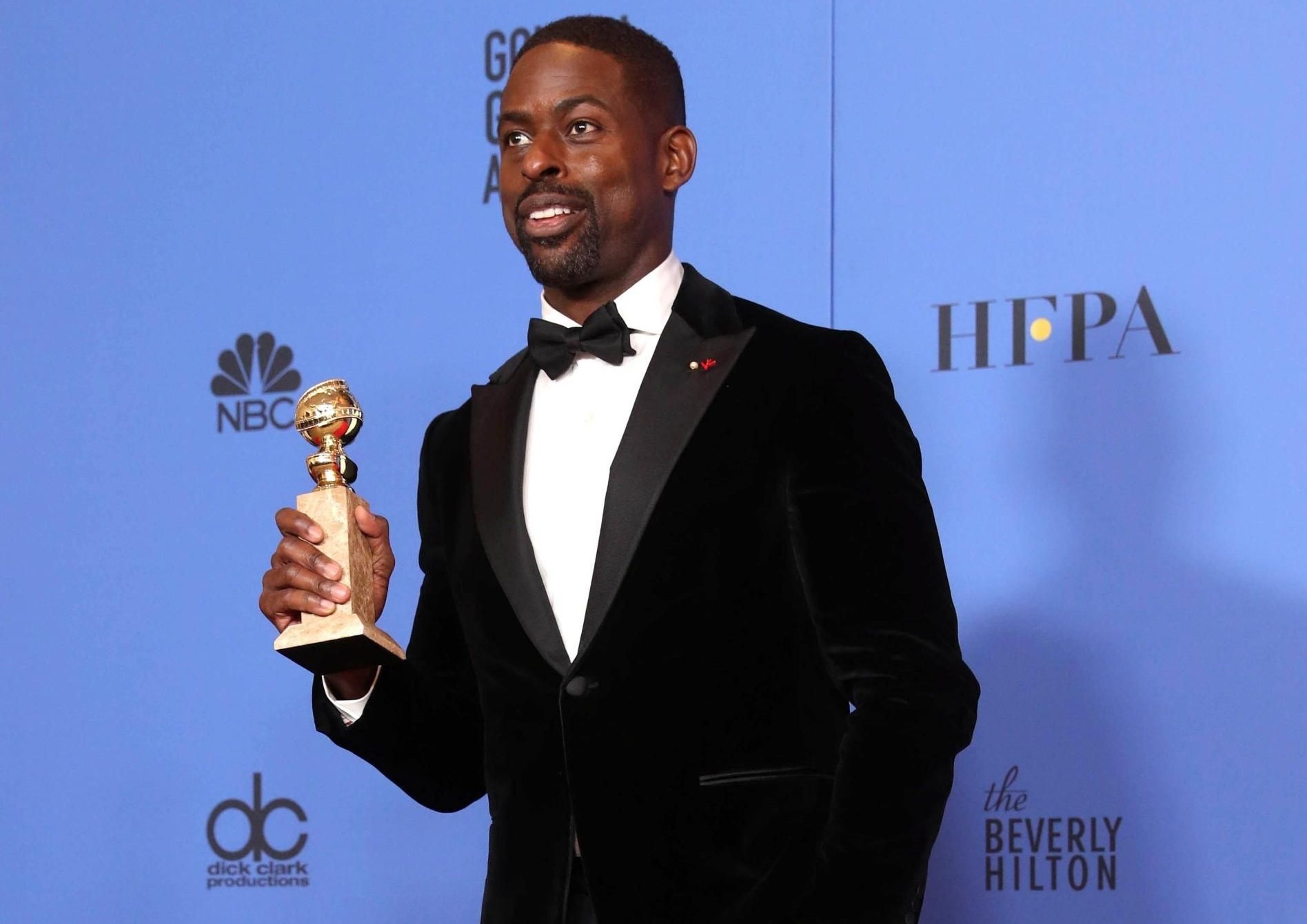 Sterling K. Brown con il premio per la migliore interpretazione di un attore in una serie televisiva drammatica in "This Is Us"