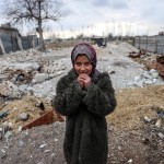 Shaima, una bambina siriana, è accanto alle macerie. Ora vive nell'accampamento vicino Shaima, una bambina siriana, è accanto alle macerie. Ora vive nell'accampamento vicino