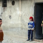 Padre e figli, davanti al loro rifugio ad al-Asha'ari Padre e figli, davanti al loro rifugio ad al-Asha'ari