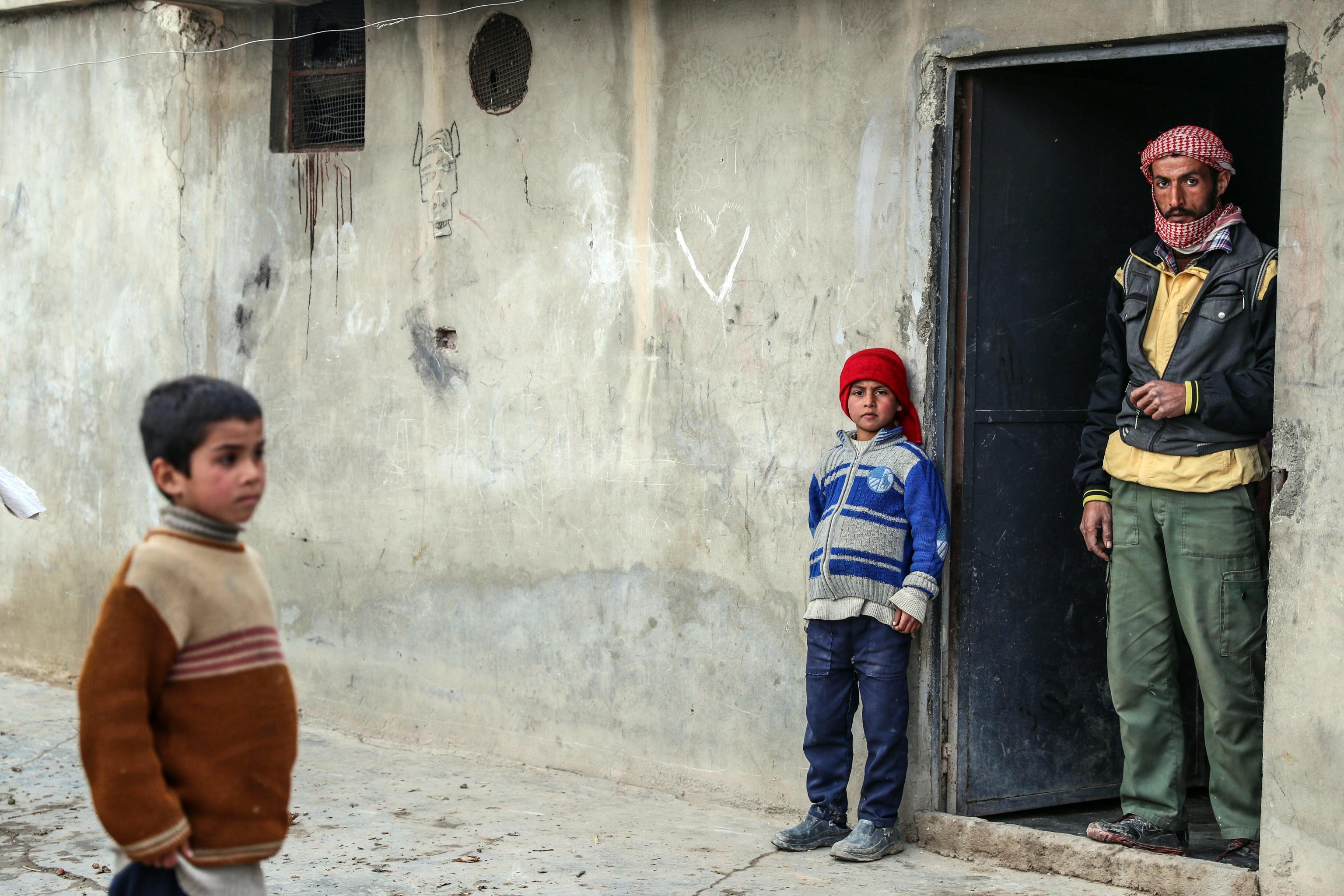 Padre e figli, davanti al loro rifugio ad al-Asha'ari Padre e figli, davanti al loro rifugio ad al-Asha'ari