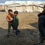 Bambini siriani sfollati giocano nel loro accampamento ad al-Asha'ari Bambini siriani sfollati giocano nel loro accampamento ad al-Asha'ari