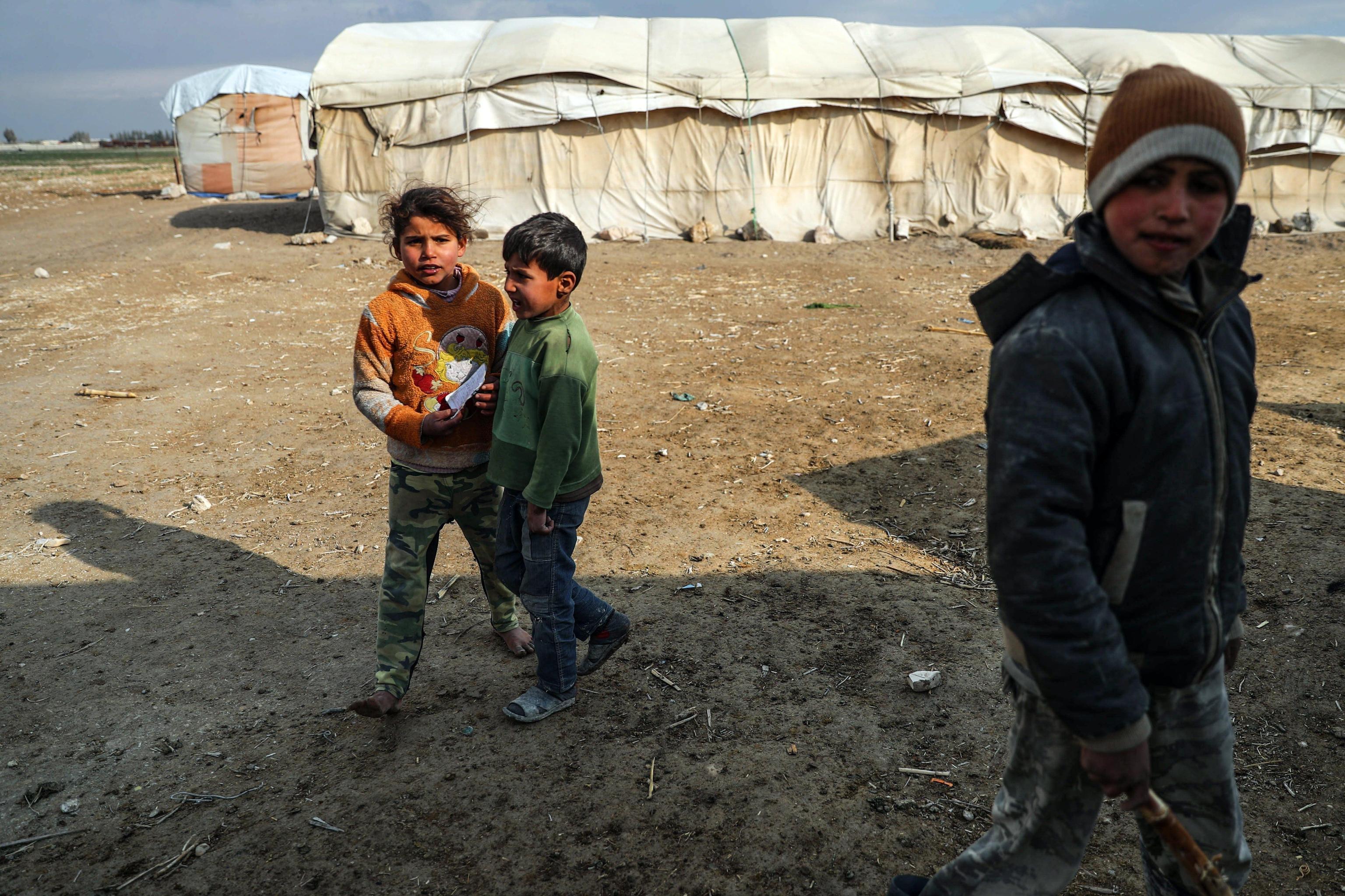 Bambini siriani sfollati giocano nel loro accampamento ad al-Asha'ari Bambini siriani sfollati giocano nel loro accampamento ad al-Asha'ari