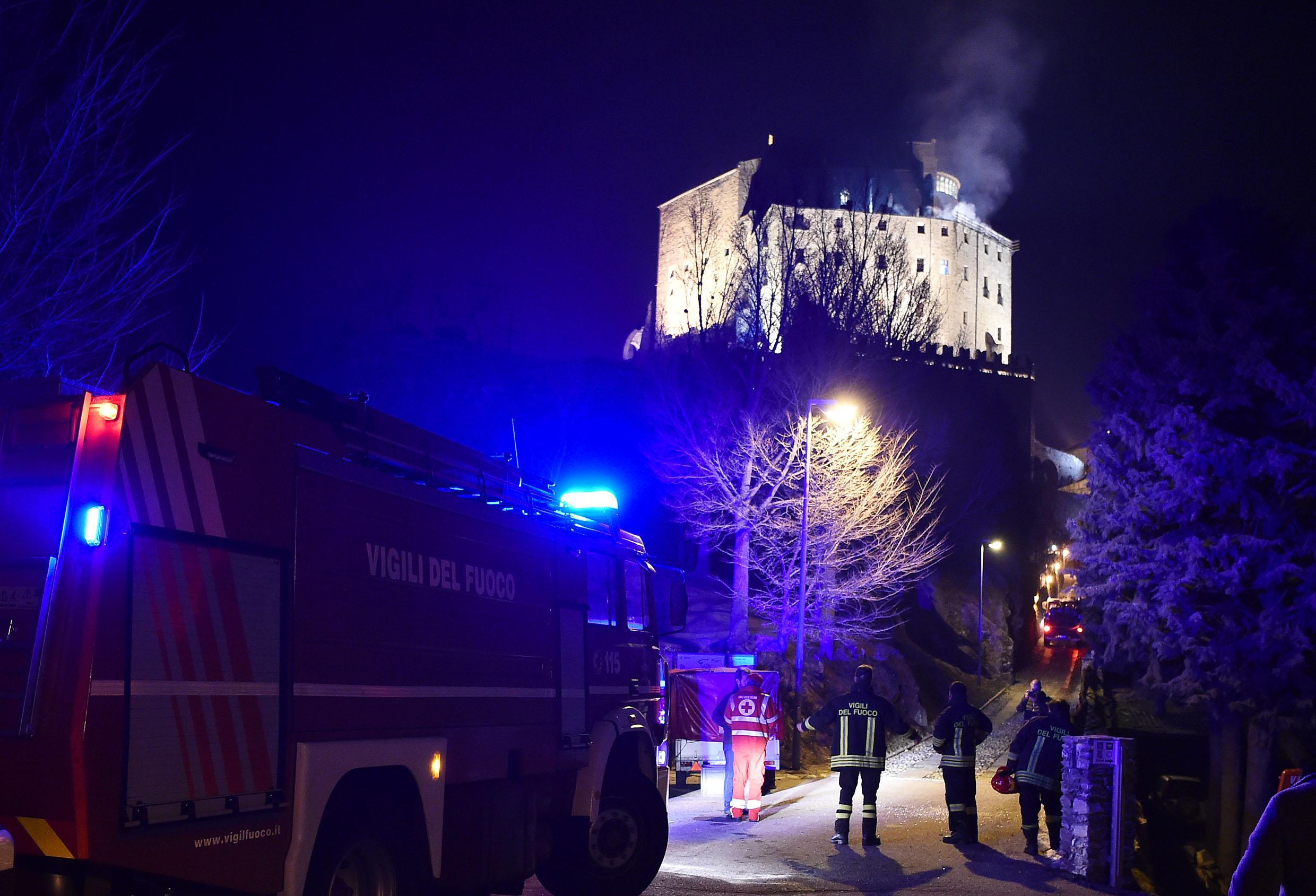 L’arrivo, in serata, dei vigili del fuoco presso la Sacra di San Michele L’arrivo, in serata, dei vigili del fuoco presso la Sacra di San Michele