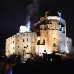 Il tetto del convento, che fa parte del complesso architettonico, in fiamme Il tetto del convento, che fa parte del complesso architettonico, in fiamme