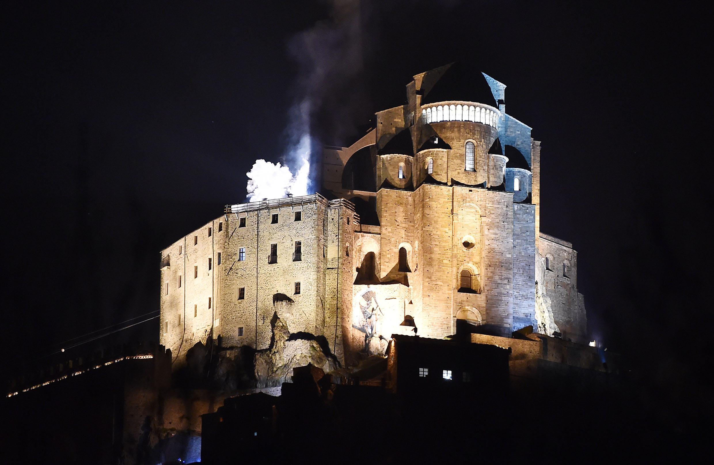 Il tetto del convento, che fa parte del complesso architettonico, in fiamme Il tetto del convento, che fa parte del complesso architettonico, in fiamme