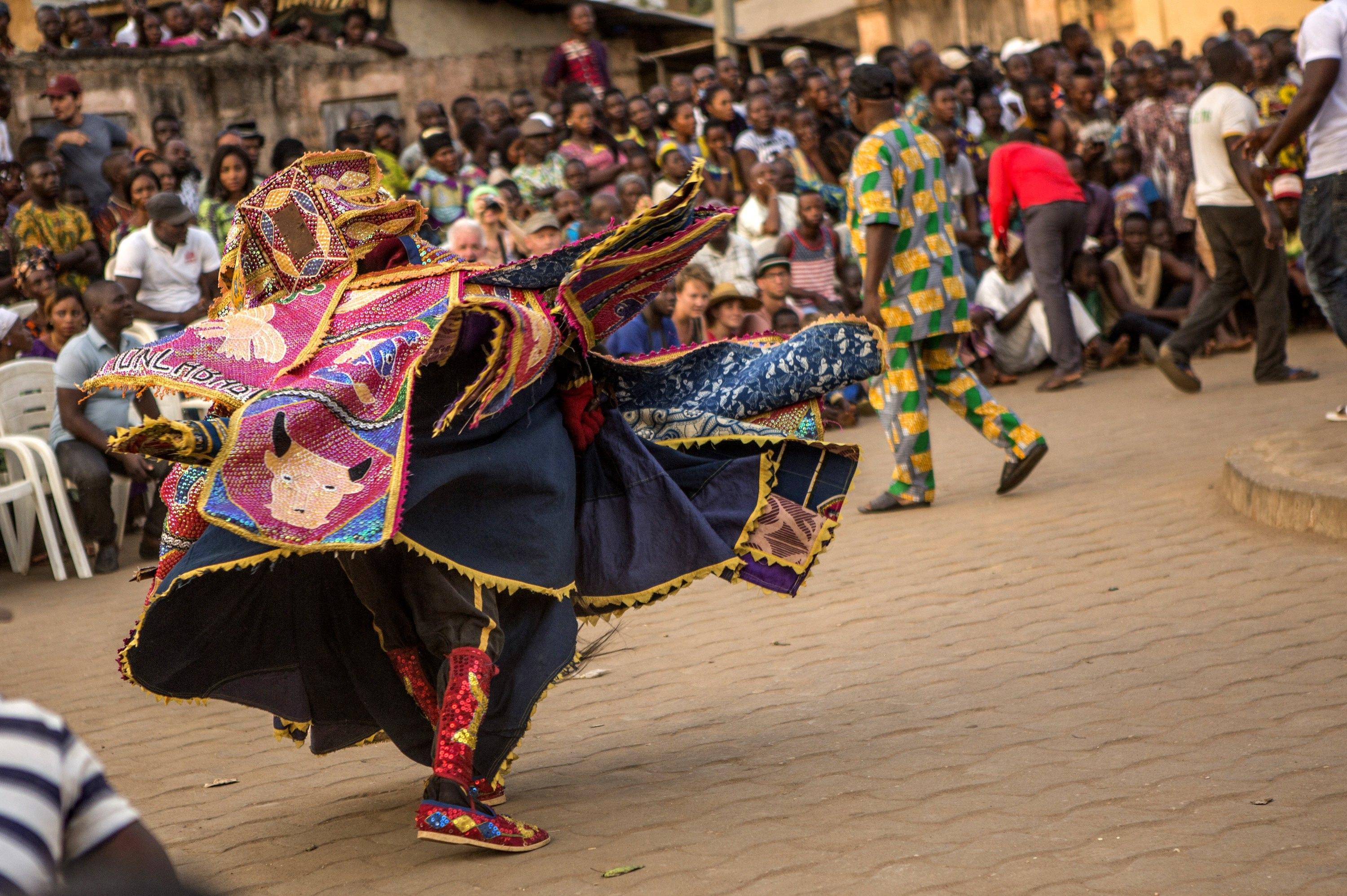 Un momento della festa e dei balli durante il Festival del Voodoo a Ouidah