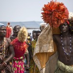 Uomini ballano con i tipici abiti della religione Voodoo