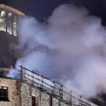 Un dettaglio del tetto in fiamme, forse a causa di un cortocircuito Un dettaglio del tetto in fiamme, forse a causa di un cortocircuito