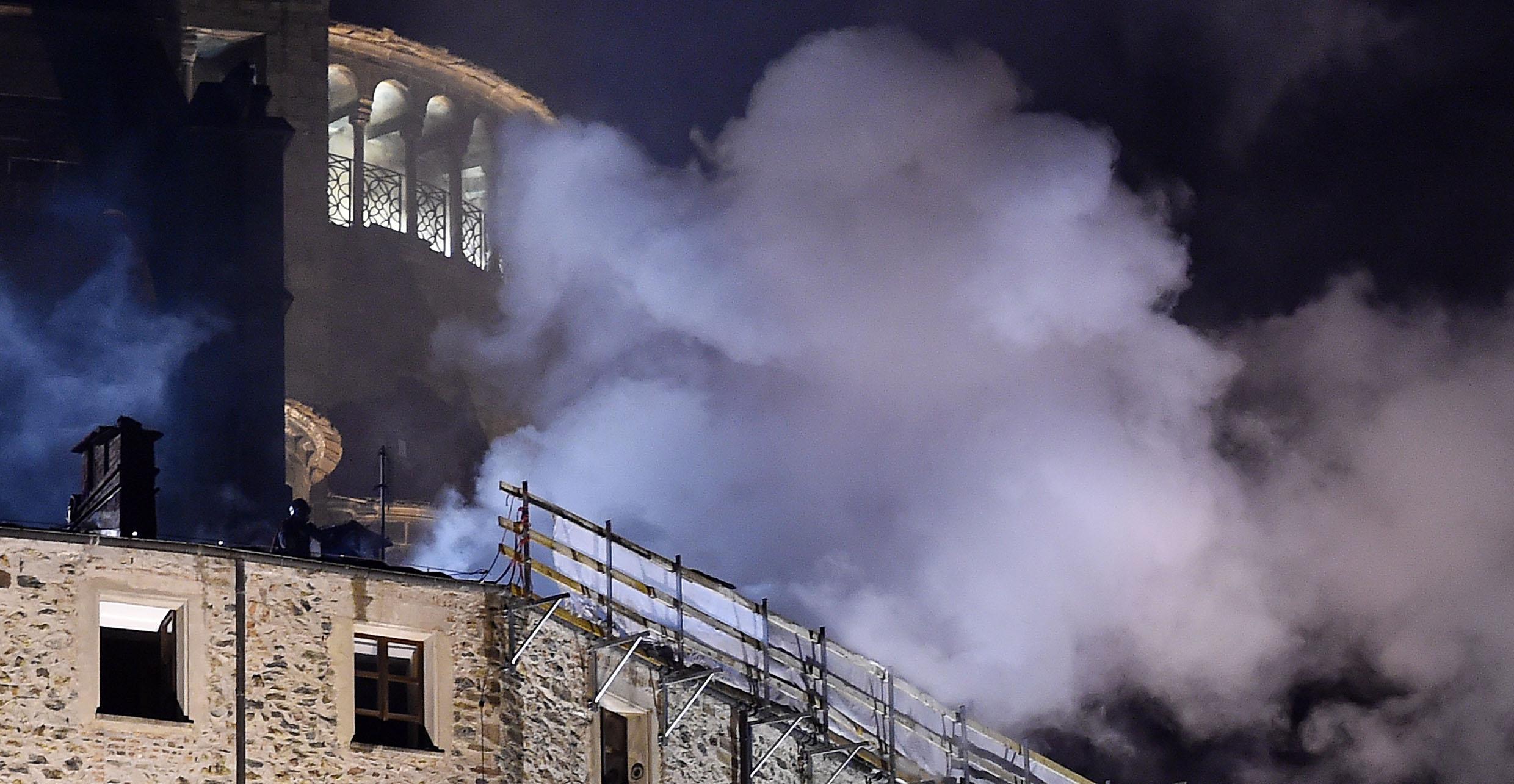 Un dettaglio del tetto in fiamme, forse a causa di un cortocircuito Un dettaglio del tetto in fiamme, forse a causa di un cortocircuito