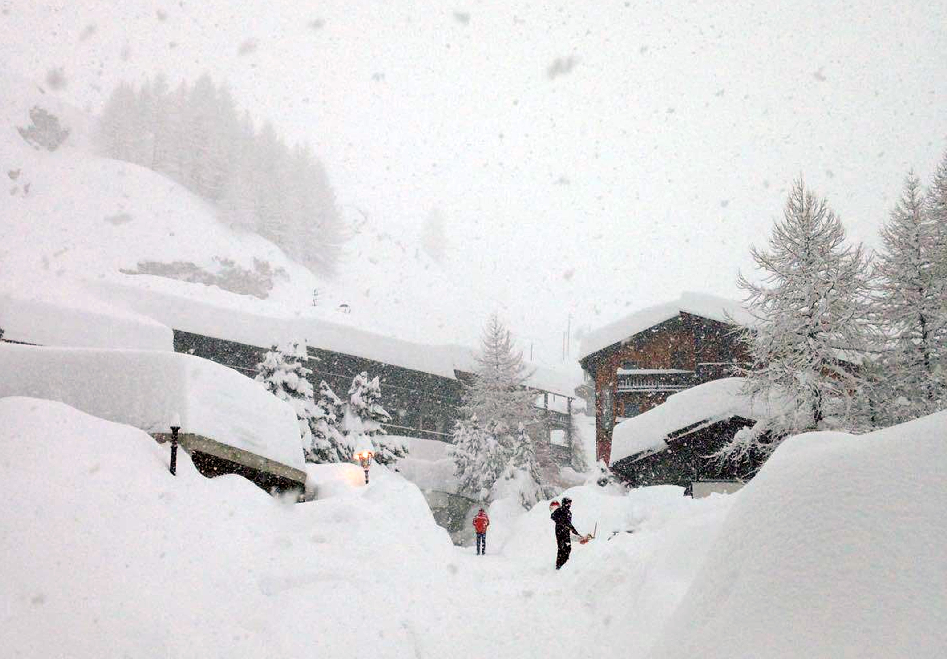 Maltempo, Cervinia isolata sotto due metri di neve