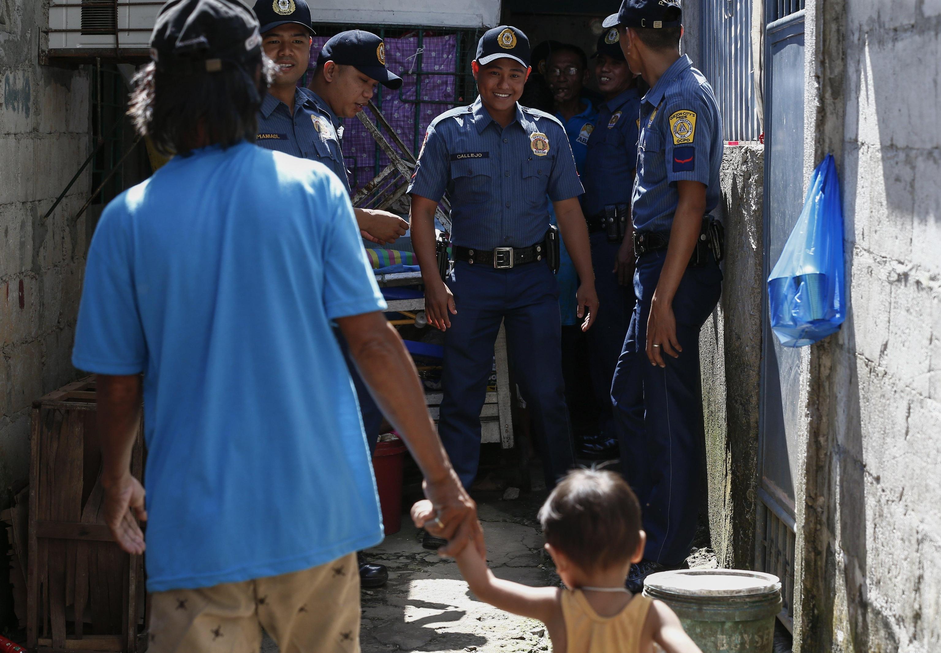 Sopralluogo all'interno di abitazioni civili da parte della polizia filippina
