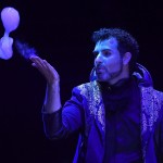 L'illusionista argentino Agustin Viglione durante il suo spettacolo al dodicesimo Festival internazionale del circo di Budapest L'illusionista argentino Agustin Viglione durante il suo spettacolo al dodicesimo Festival internazionale del circo di Budapest