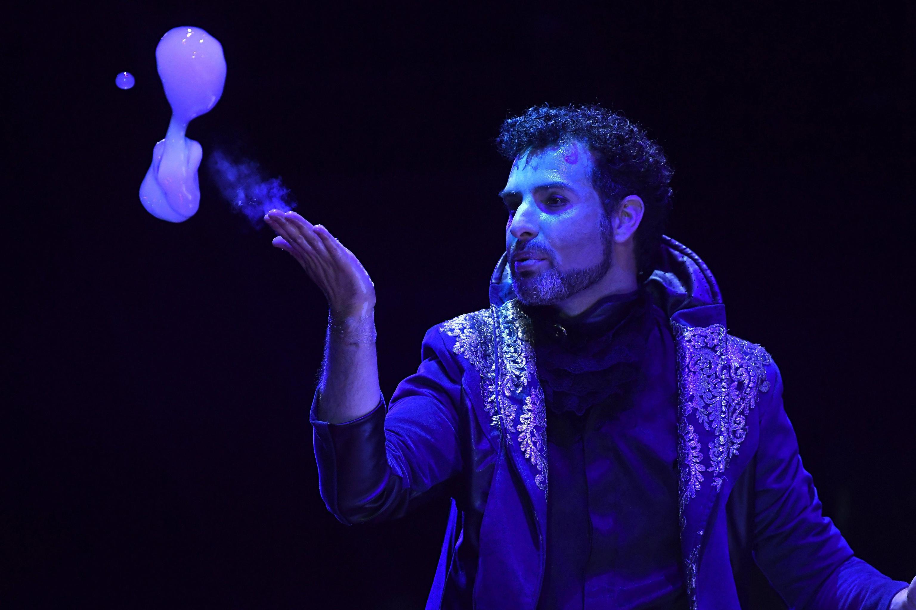 L'illusionista argentino Agustin Viglione durante il suo spettacolo al dodicesimo Festival internazionale del circo di Budapest L'illusionista argentino Agustin Viglione durante il suo spettacolo al dodicesimo Festival internazionale del circo di Budapest