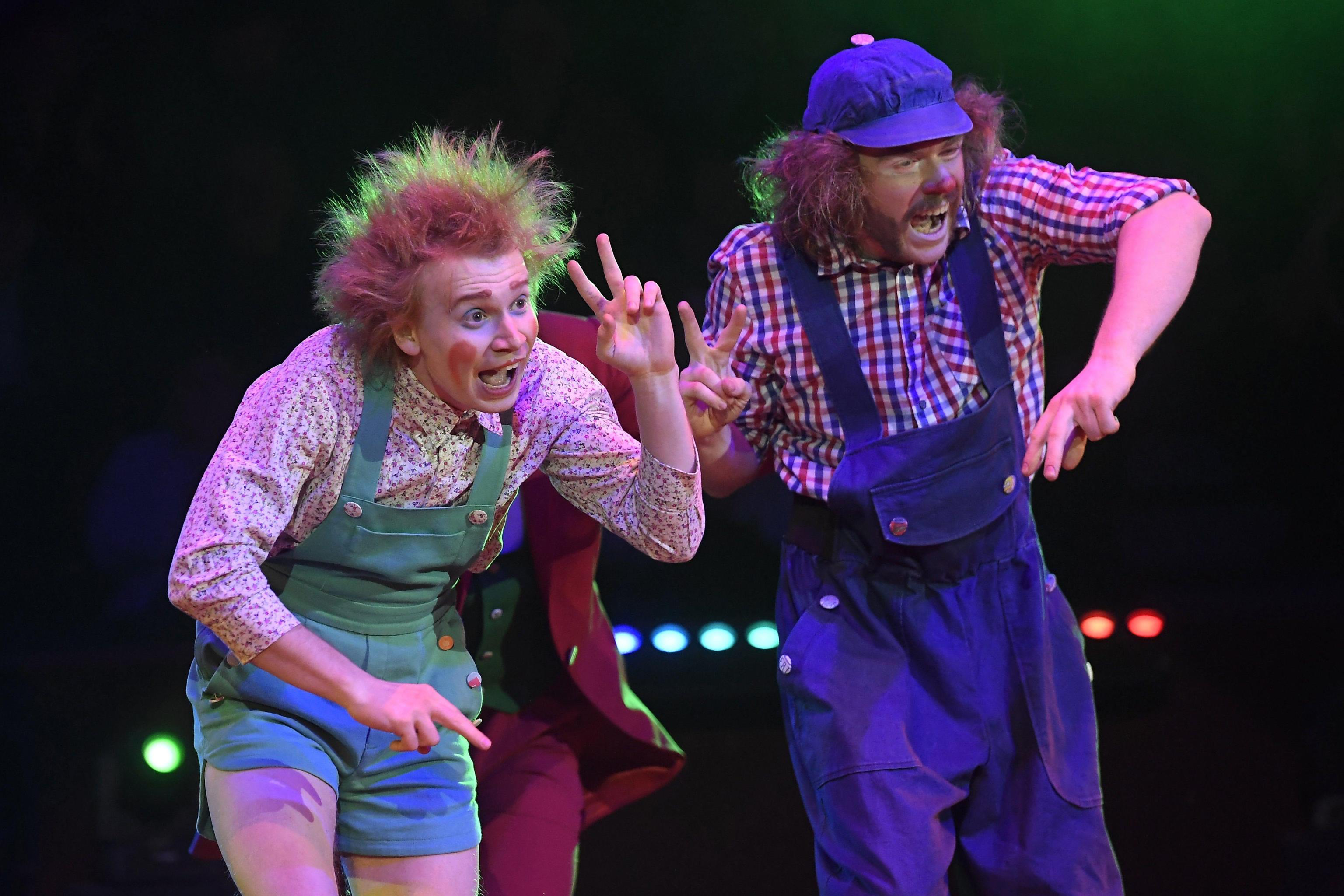 Un momento dello show comico del trio di clown russi dal nome emblematico, Without Socks, "senza calze" Un momento dello show comico del trio di clown russi dal nome emblematico, Without Socks, "senza calze"