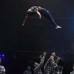 Un membro del "Nomuna Group" lanciato in aria dai compagni Un membro del "Nomuna Group" lanciato in aria dai compagni