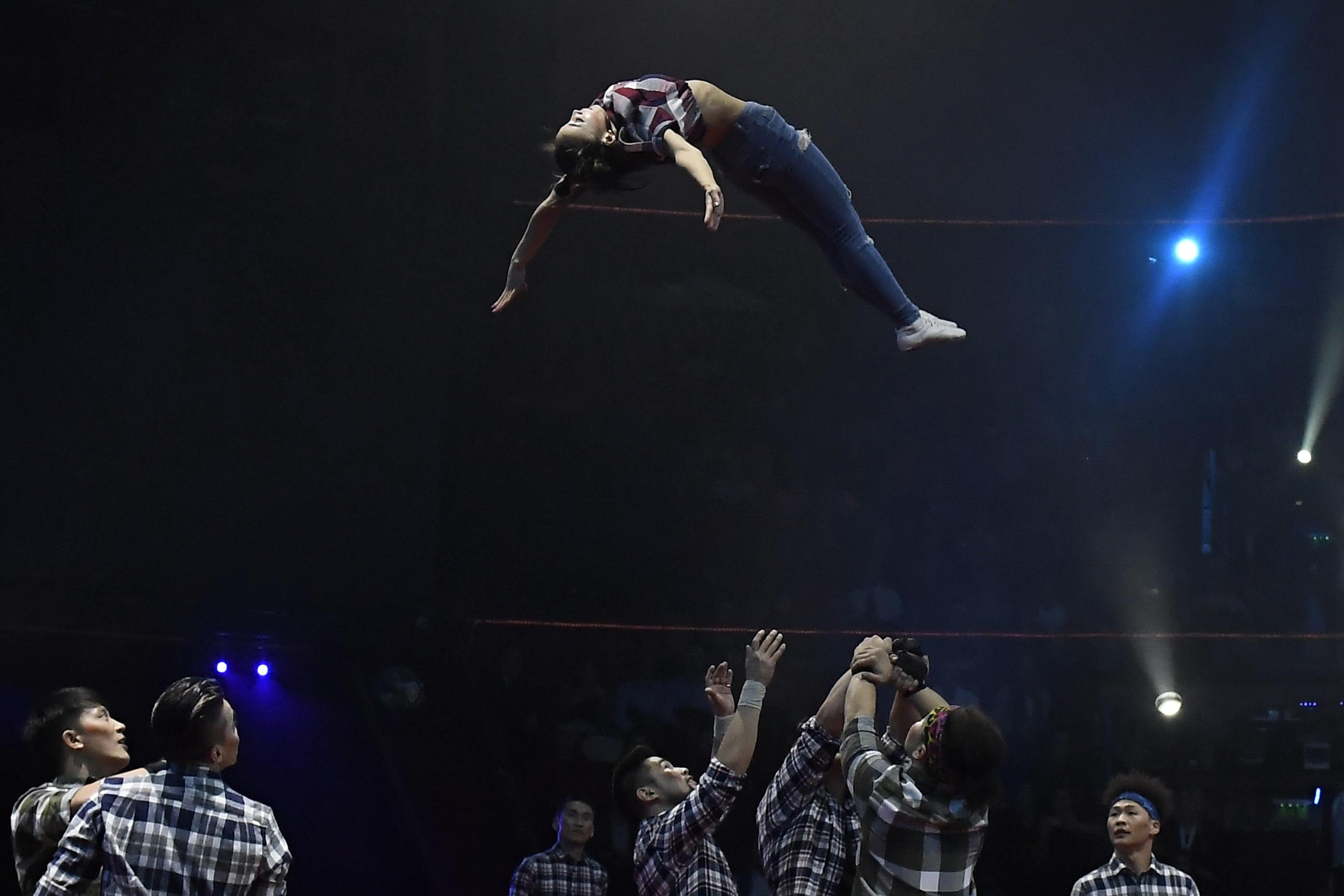 Un membro del "Nomuna Group" lanciato in aria dai compagni Un membro del "Nomuna Group" lanciato in aria dai compagni