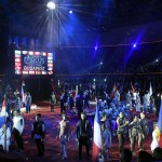 La cerimonia di apertura del Festival, una bandiera per ogni Paese rappresentato durante lo show La cerimonia di apertura del Festival, una bandiera per ogni Paese rappresentato durante lo show