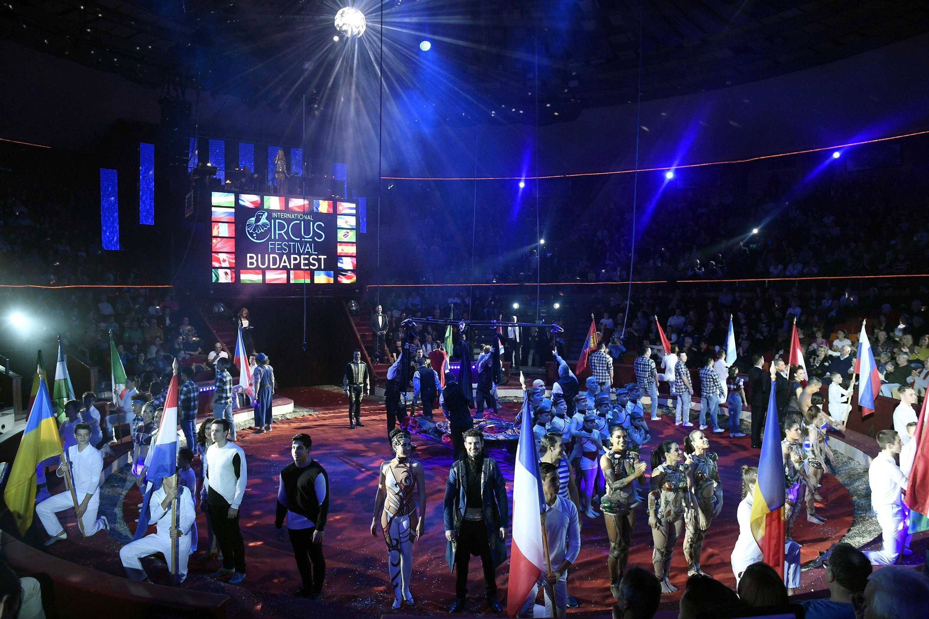 La cerimonia di apertura del Festival, una bandiera per ogni Paese rappresentato durante lo show La cerimonia di apertura del Festival, una bandiera per ogni Paese rappresentato durante lo show