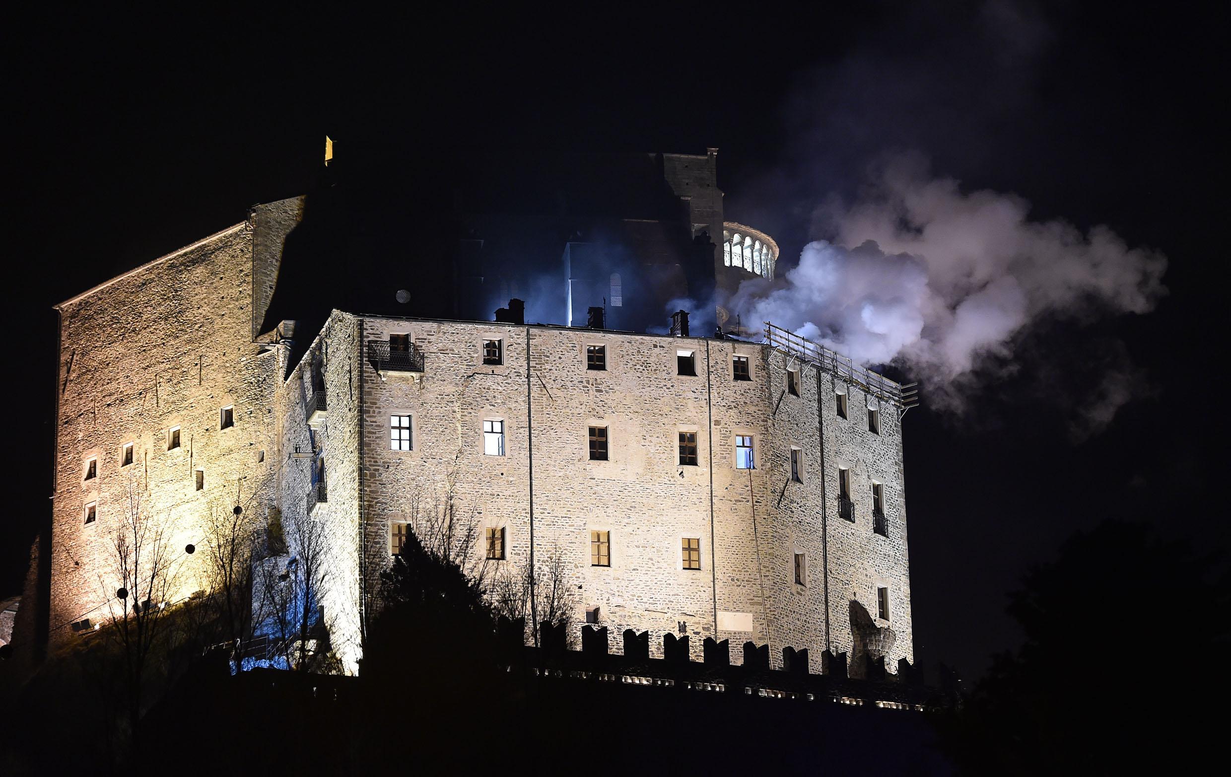 Le fiamme all'abbazia viste da un’altra angolazione Le fiamme all'abbazia viste da un’altra angolazione
