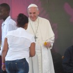 Papa Francesco saluta una fedele al suo arrivo a Santiago