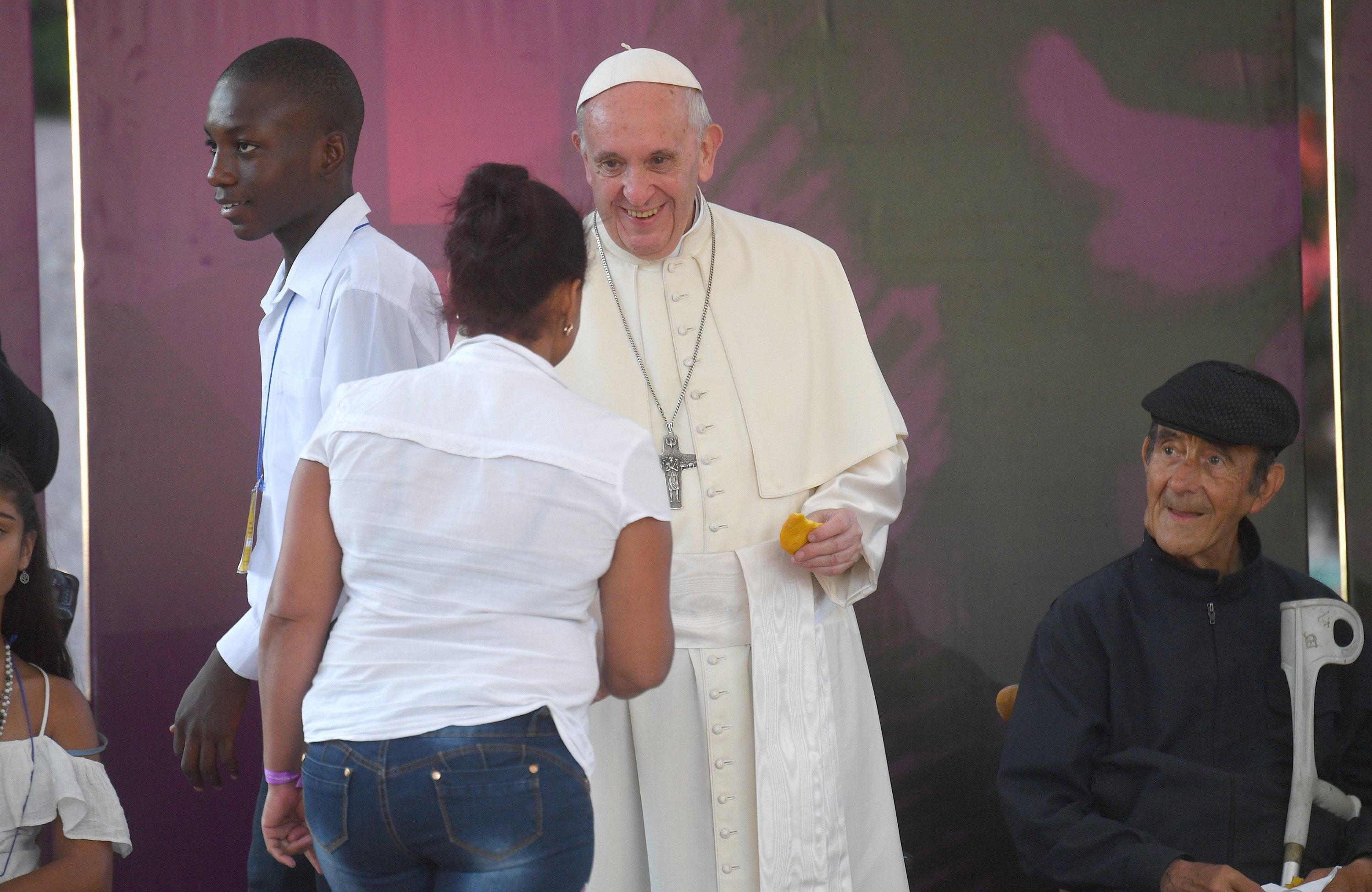 Papa Francesco saluta una fedele al suo arrivo a Santiago Papa Francesco saluta una fedele al suo arrivo a Santiago