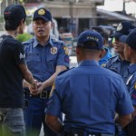 Controlli durante la campagna antidroga nella città di Quezos City