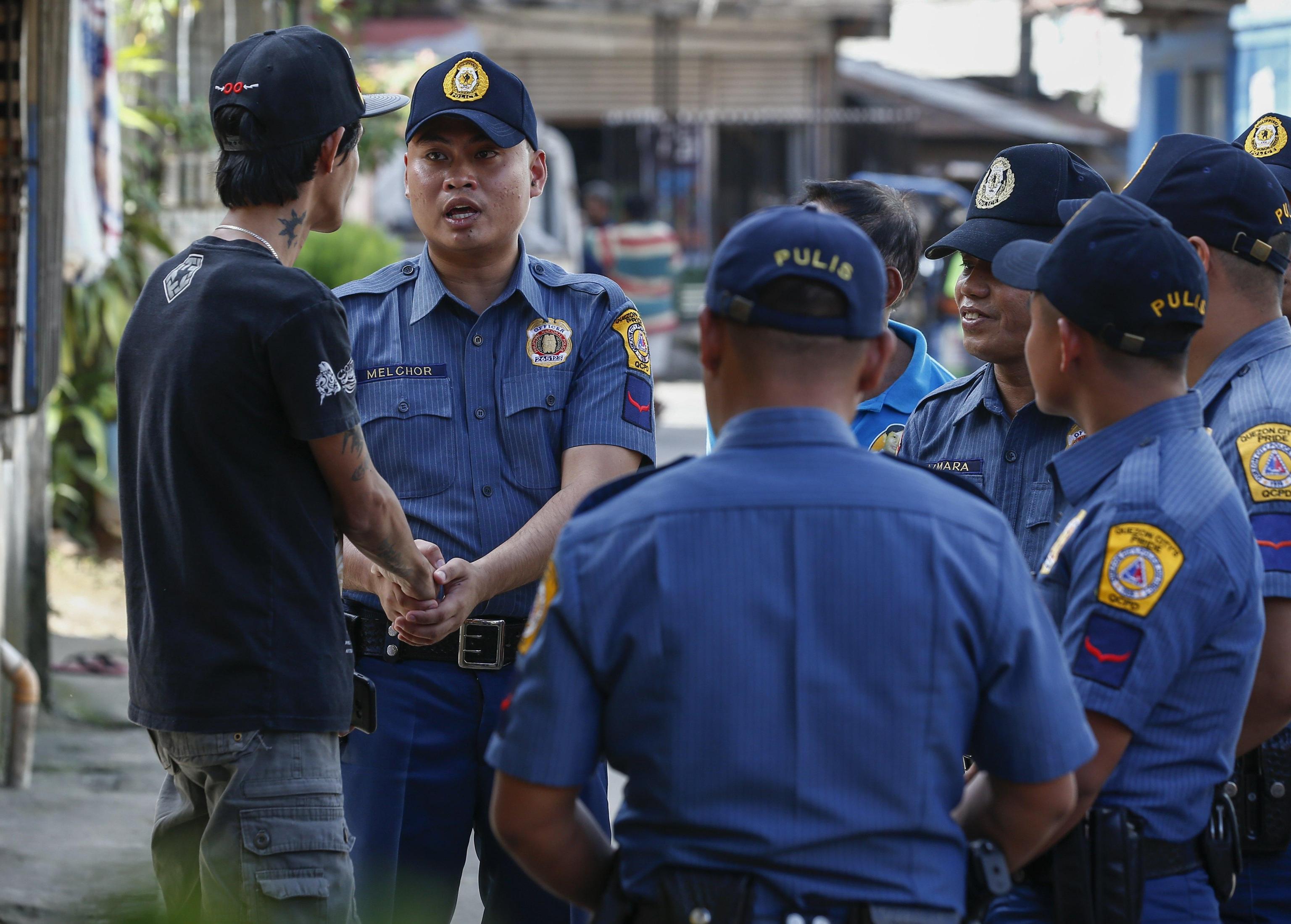 Controlli durante la campagna antidroga nella città di Quezos City